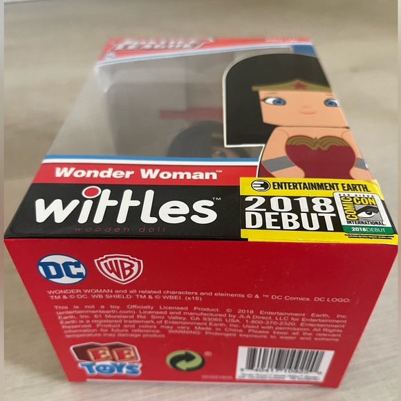 Brand New:Wonder Women bundle-DC WW pink socks, WW Playing Cards & SDCC WW 2018 - Picture 9 of 9